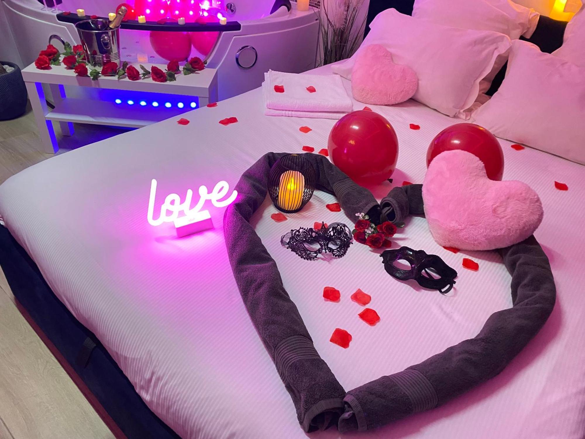 L'Escale Balneo'Romantique - Loveroom - Jacuzzi & Petit Dejeuner Villiers-sur-Marne Exterior photo